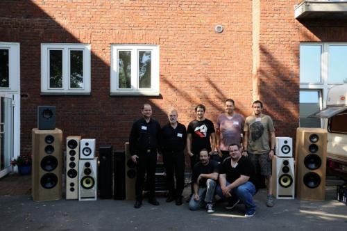 Gruppenbild mit Lautsprecher